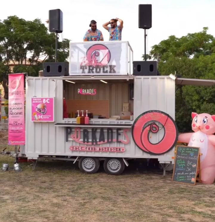 Porkades, un rincón gastronómico sobre ruedas que conquista con su oferta única de smash burgers y música en vivo, todo en un ambiente lleno de energía y sabor. Fuente: ibmagazine.es