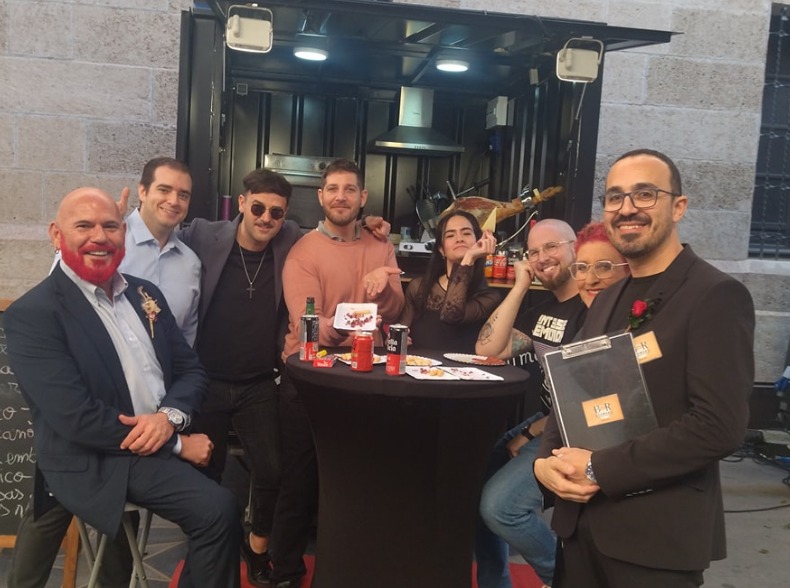 Clientes disfrutando de los deliciosos platos de Jamón Street, donde cada bocado es una experiencia única llena de sabor y tradición. Fuente: @jamonstreetfoodtruck