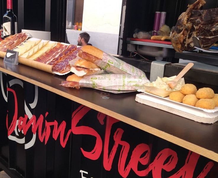 El clásico bocadillo de jamón ibérico y las irresistibles croquetas de jamón: dos favoritos que destacan por su tradición y delicioso sabor. Fuente: @jamonstreetfoodtruck