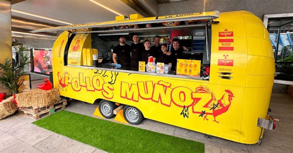 El food truck de Dabiz Muñoz, "Pollos Muñoz", con su innovadora propuesta de comida callejera gourmet que no deja indiferente. Fuente: metropolitano.gal