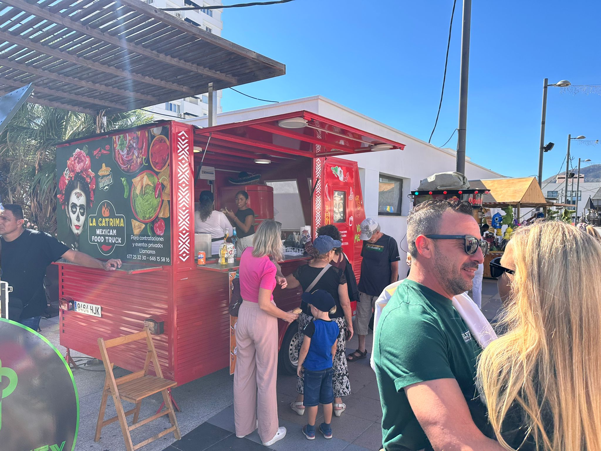 Disfruta de una experiencia gastronómica única en Catrina Mexican Food Truck,
donde cada platillo te transporta a un auténtico puesto de tacos norteños.
Fuente: @lacatrinamexicanfoodmalaga