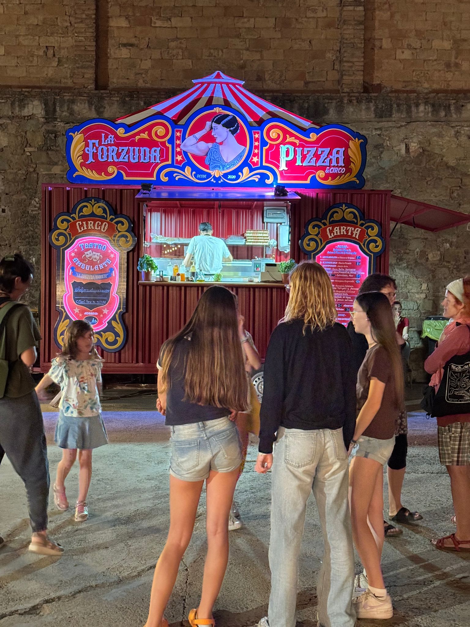 Cada detalle convierte a La Forzuda en mucho más que un food truck: una carpa de circo en movimiento. Fuente: @laforzudapizzaicirc