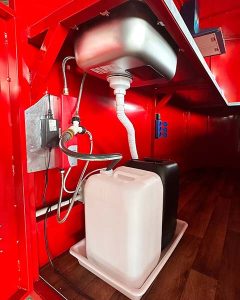 food truck Bomba sumergible, calentador instantáneo, grifo y fregadero para un acceso cómodo a agua caliente y fría