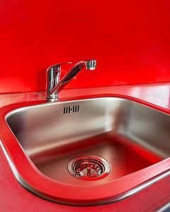 food truck Bomba sumergible, calentador instantáneo, grifo y fregadero para un acceso cómodo a agua caliente y fría