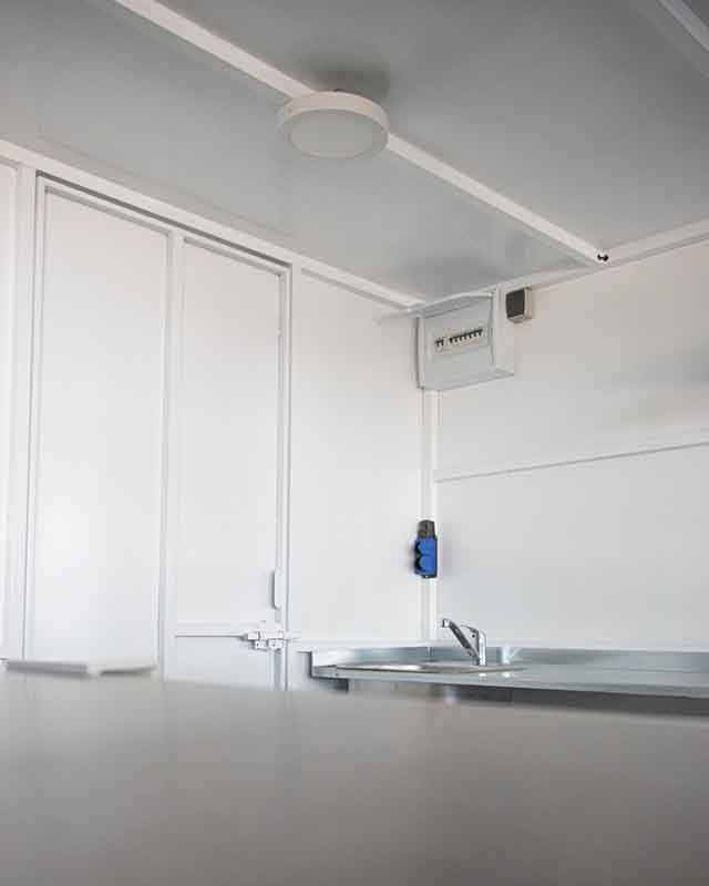 Diseño de interiores para retail itinerante y cocina profesional en food truck Foodie
