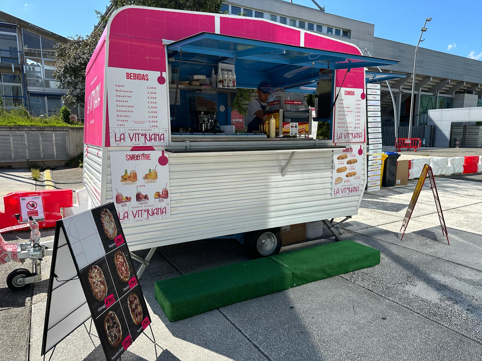 Food Truck para heladería LA Vitoriana Modelo Caravan XXL de LaComma. Casos de éxito con food trucks