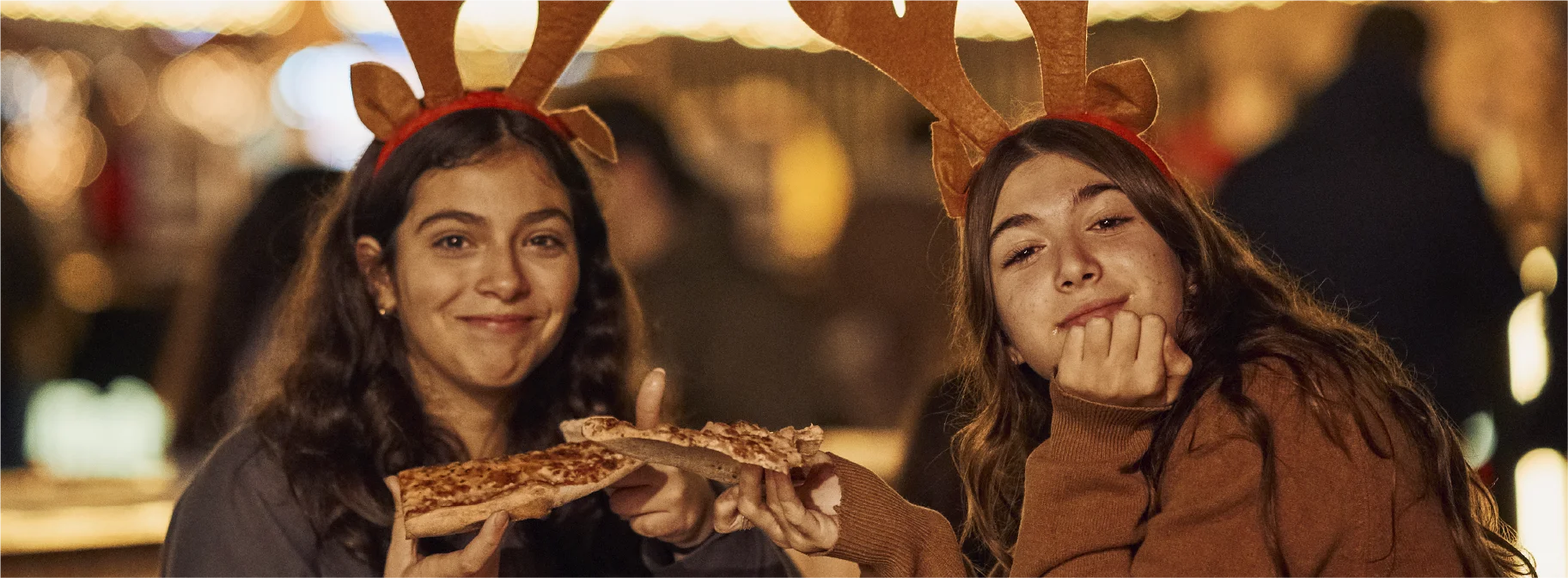 Zona gastronómica con food trucks en la Ciudad de las Artes y las Ciencias durante Navidad.