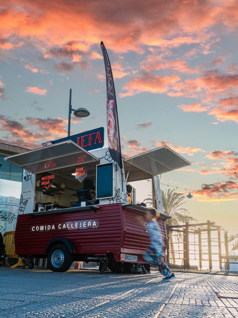 la jefa compró una caravan a lacomma food truck