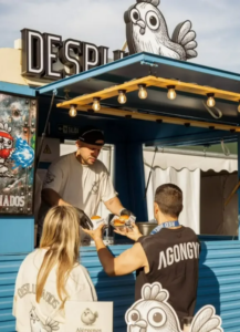 @desplumadosmallorca ofreciendo su servicio con nuestro modelo caravan en el Mallorca Burguer Fest.